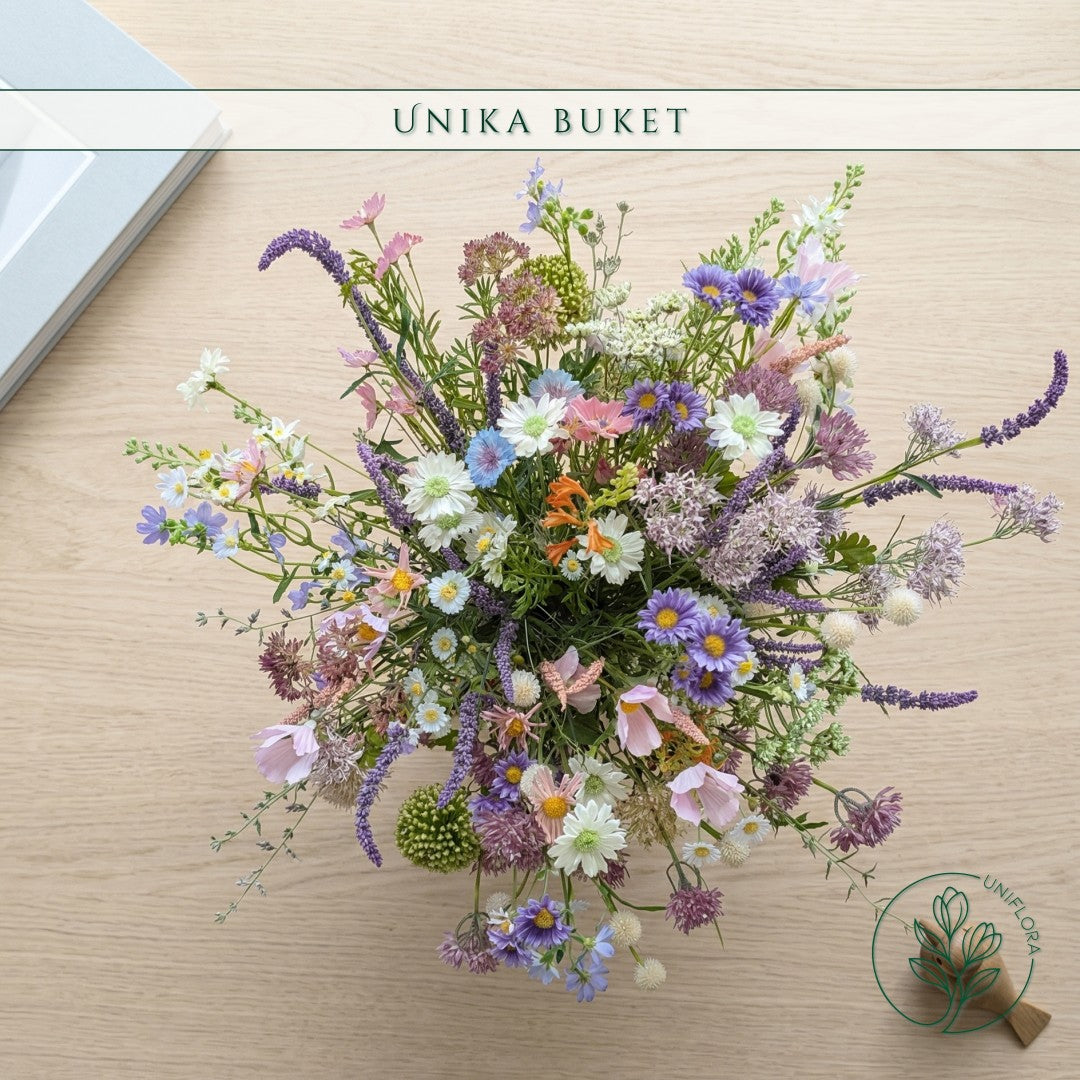 Evighedsbuket Unika 26.34: Sommerens Lysning med nuancer af groen, jadegron, hvid, magenta, pink-1, lavendel, lilla-1, violet, lysebla-1, bla-1, lysebla, gyldenbrun, zink-gul, mork-rod, koralrod, gul - Uniflora