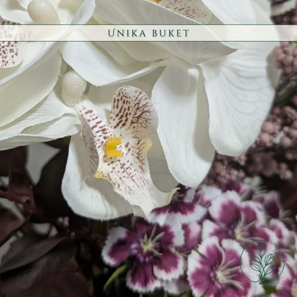 Evighedsbuket Unika 26.13: Fløjlsblød Ro med nuancer af bordeaux, hvid, violet, jadegron - Uniflora