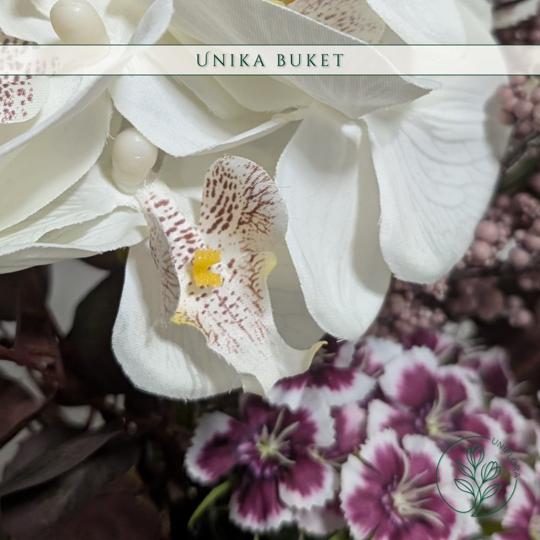 Evighedsbuket Unika 26.13: Fløjlsblød Ro med nuancer af bordeaux, hvid, violet, jadegron - Uniflora