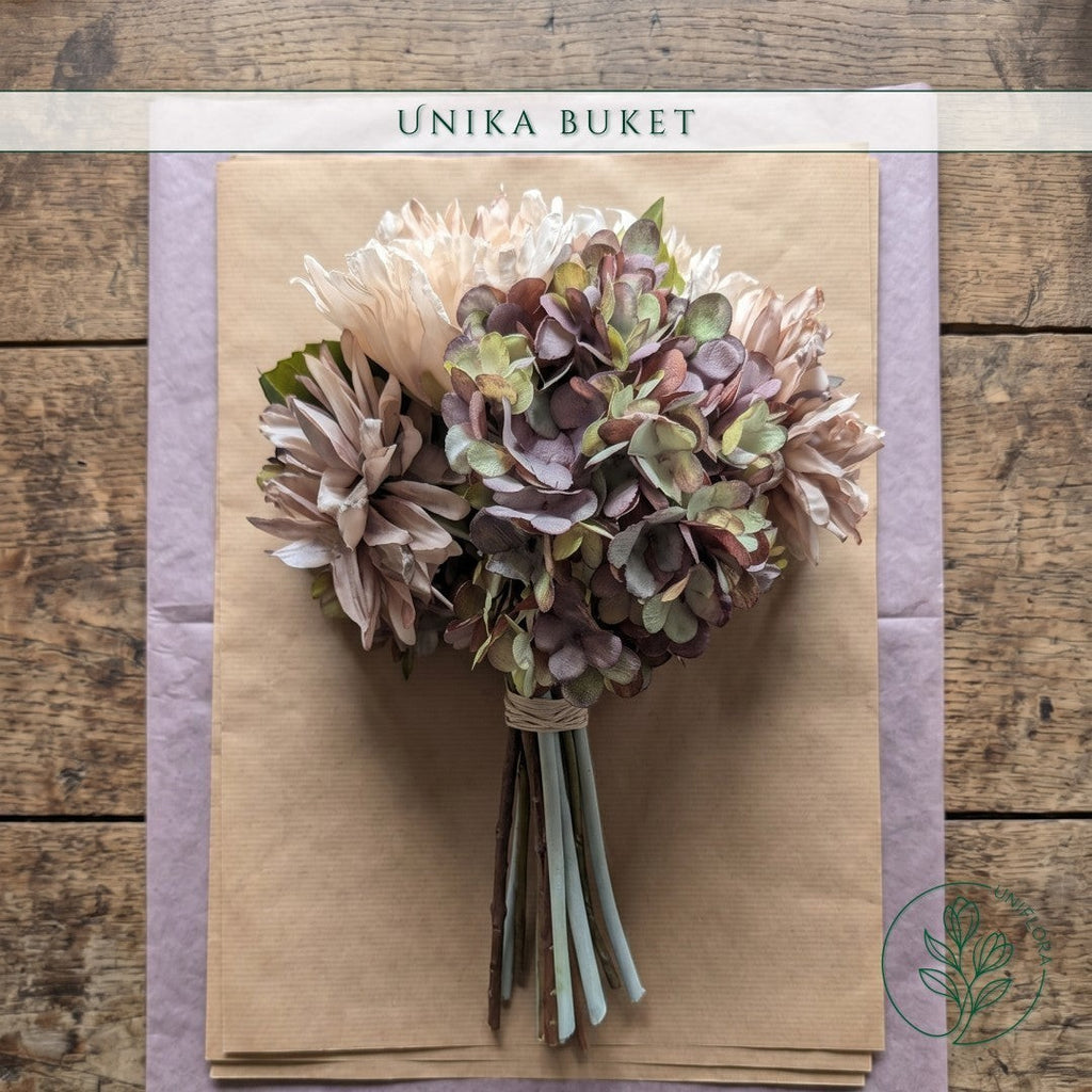 Uniflora buket med frynsede krysantemum og hortensia i støvede nuancer af beige, lilla, bordeaux og olivengrøn.