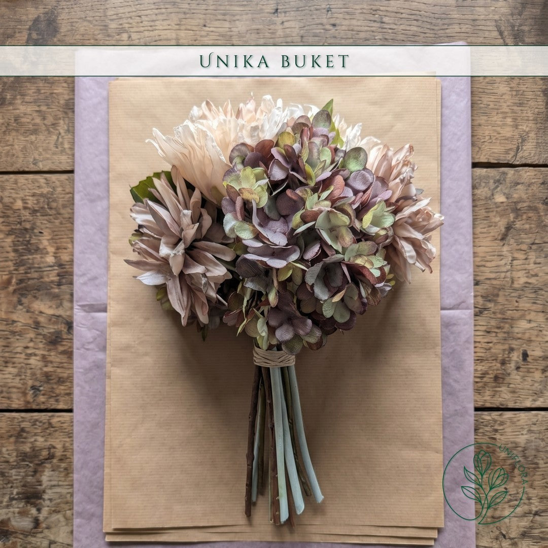 Uniflora buket med frynsede krysantemum og hortensia i støvede nuancer af beige, lilla, bordeaux og olivengrøn.