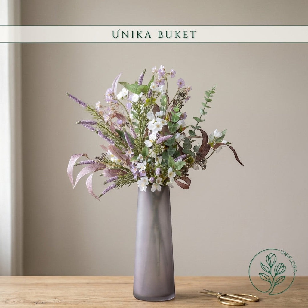 Uniflora buket Sensommerens Eng med vilde markblomster, lilla aks og mørke eukalyptusblade i en elegant vase.
