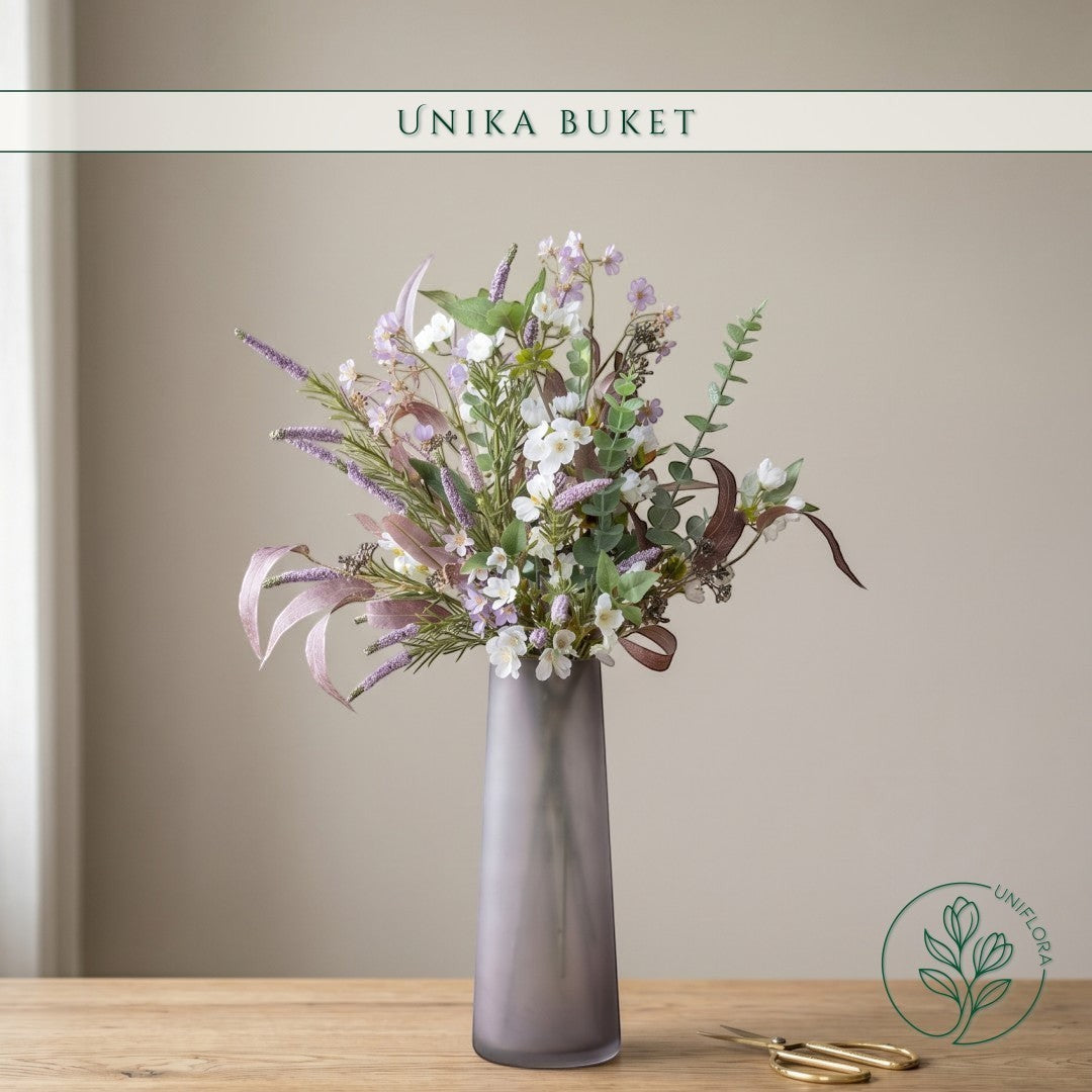Uniflora buket Sensommerens Eng med vilde markblomster, lilla aks og mørke eukalyptusblade i en elegant vase.