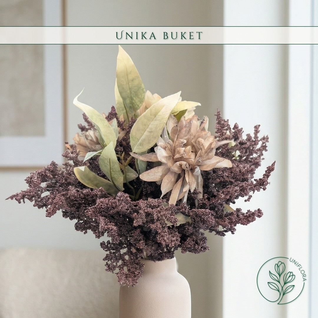 Uniflora evighedsbuket Skovbundens Dyb med tørrede blomster i jordfarver og grønne blade i en lys vase.