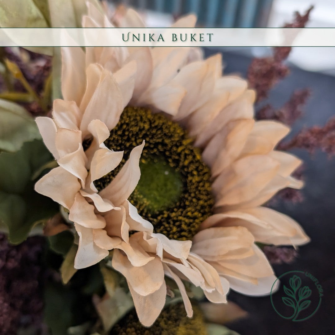 Uniflora evighedsbuket med en stor, solgul solsikke, hvide krysantemum og eukalyptusgrene i en levende struktur.