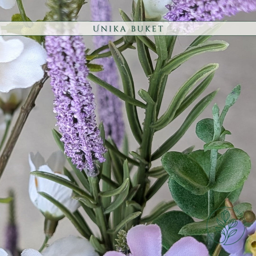 Uniflora buket Sensommerens Eng med lilla aks, hvide blomster og grønne eukalyptusblade i et luftigt design.