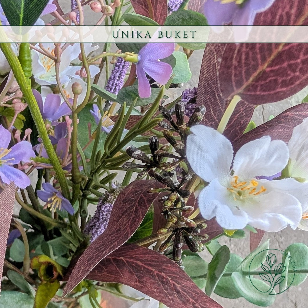 Uniflora buket Sensommerens Eng med vilde markblomster, syrenfarvede aks og mørke bordeaux eukalyptusblade.