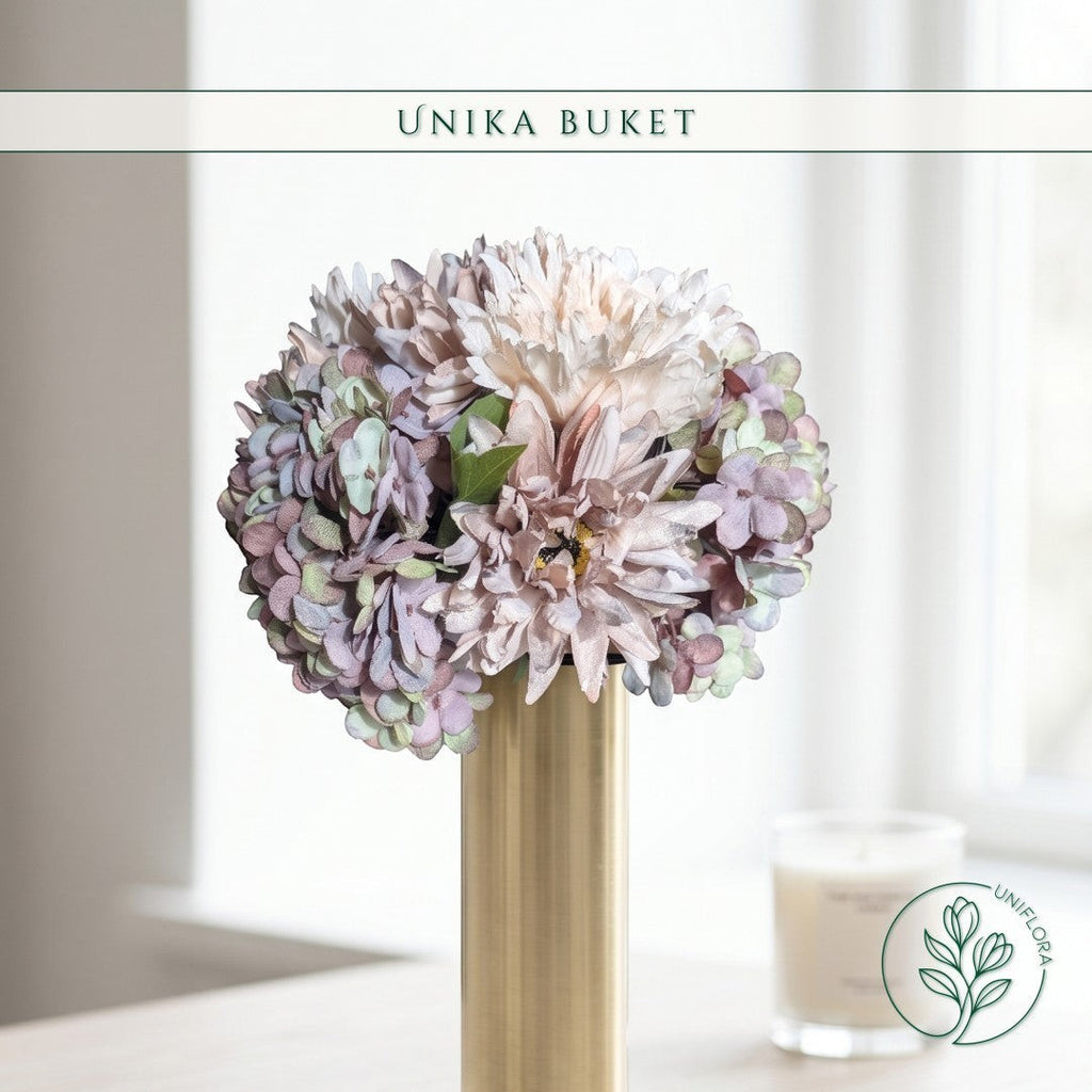 Uniflora buket med frynsede krysantemum og hortensia i støvede lilla, beige og olivengrønne nuancer i en gulvvase.