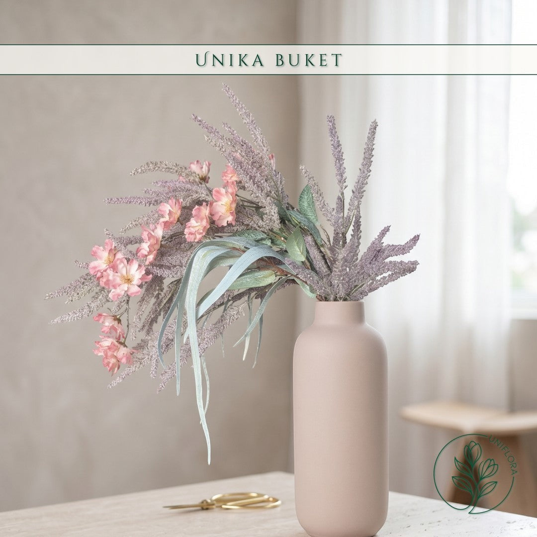 Uniflora Unika 26.68 Søndagsbrise buket med kirsebærgrene, violette abelieklaser og eukalyptus i en rosa vase.